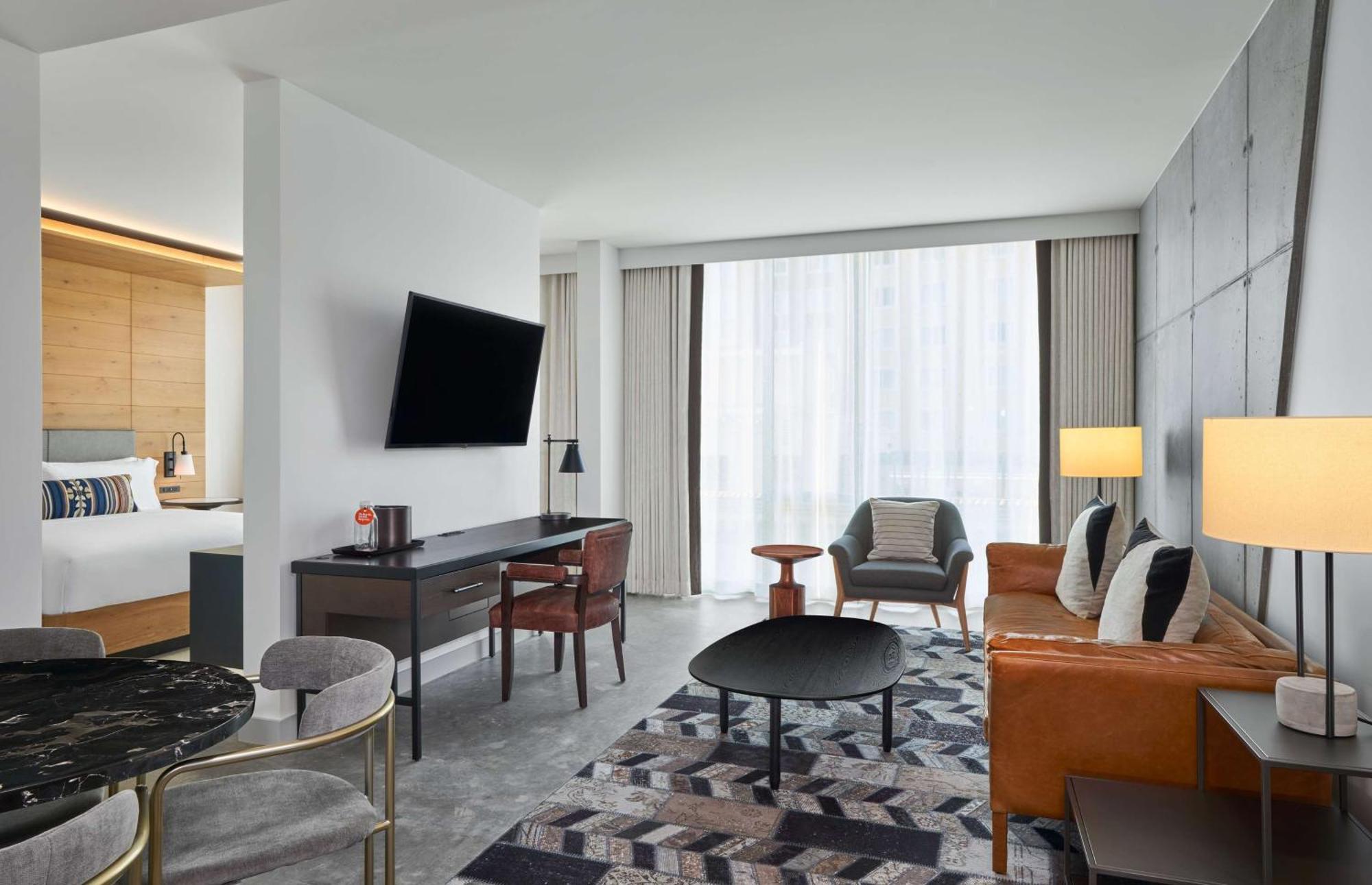 Suite mit Kingsize-Bett und Aussicht auf den Fluss