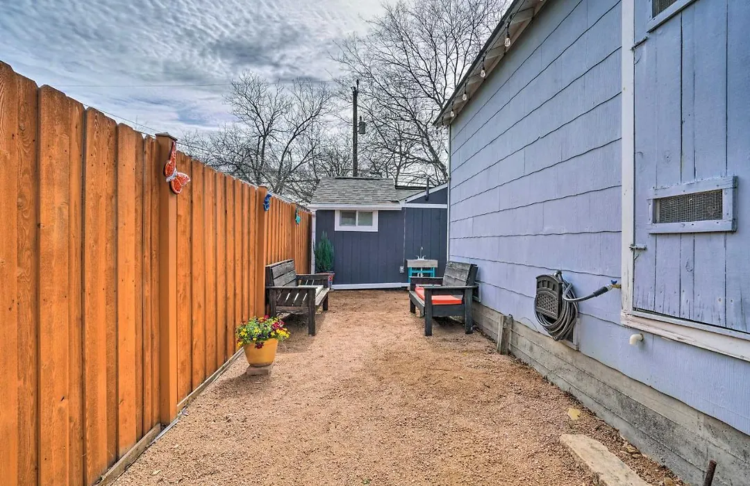Bright Texas Cottage Near San Antonio Zoo!-1