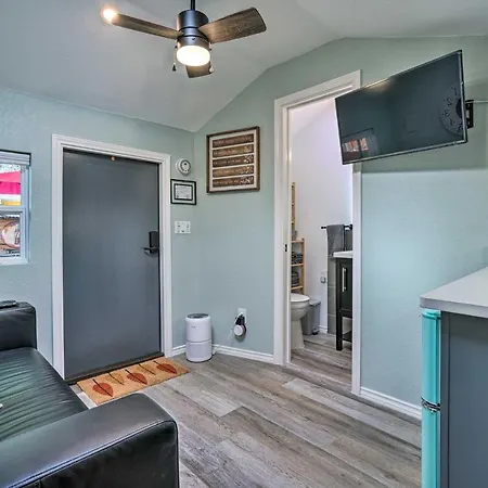 Bright Texas Cottage Near San Antonio Zoo!-2